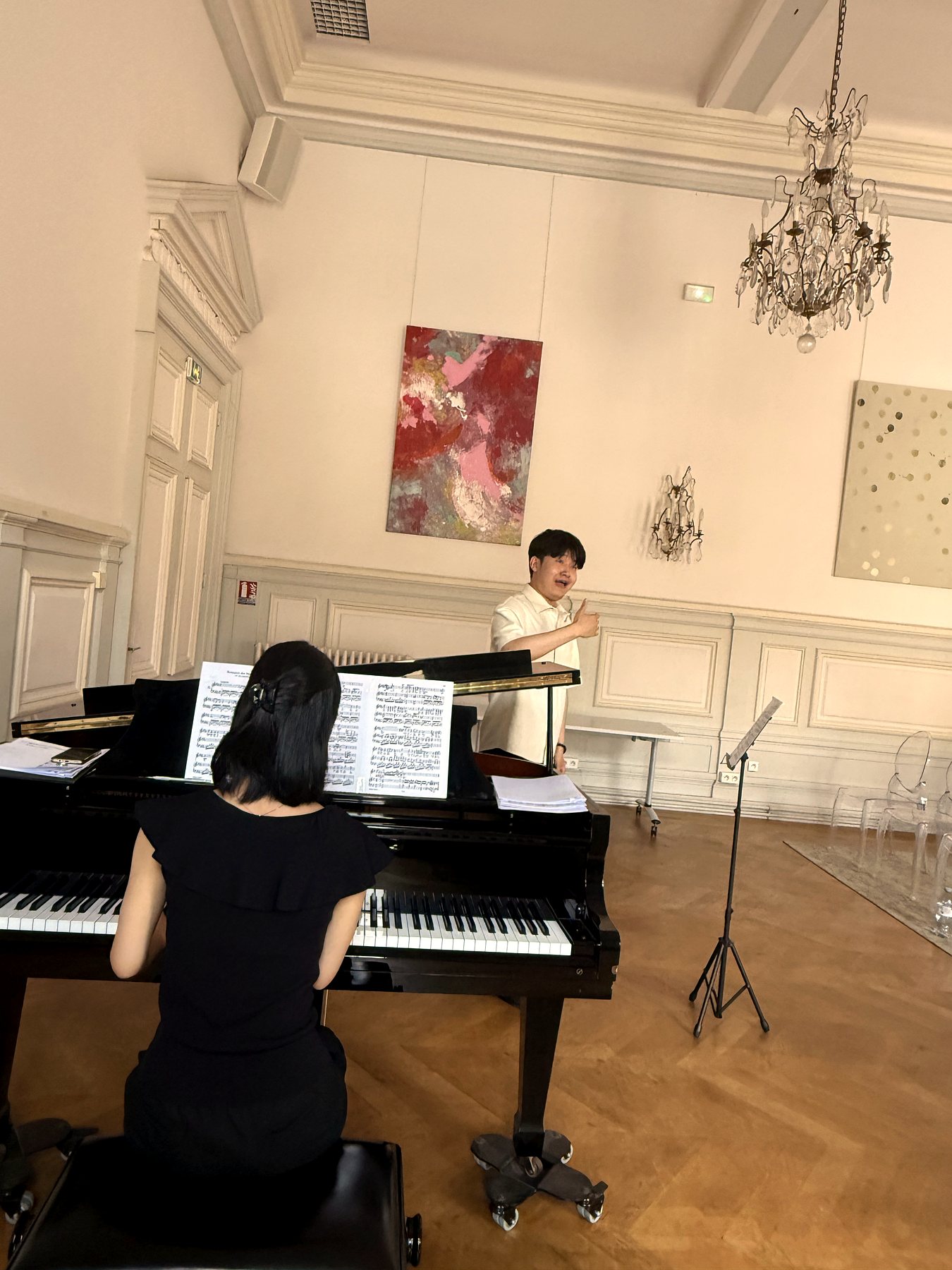 Un candidat accompagné au piano dans le salon des auditions