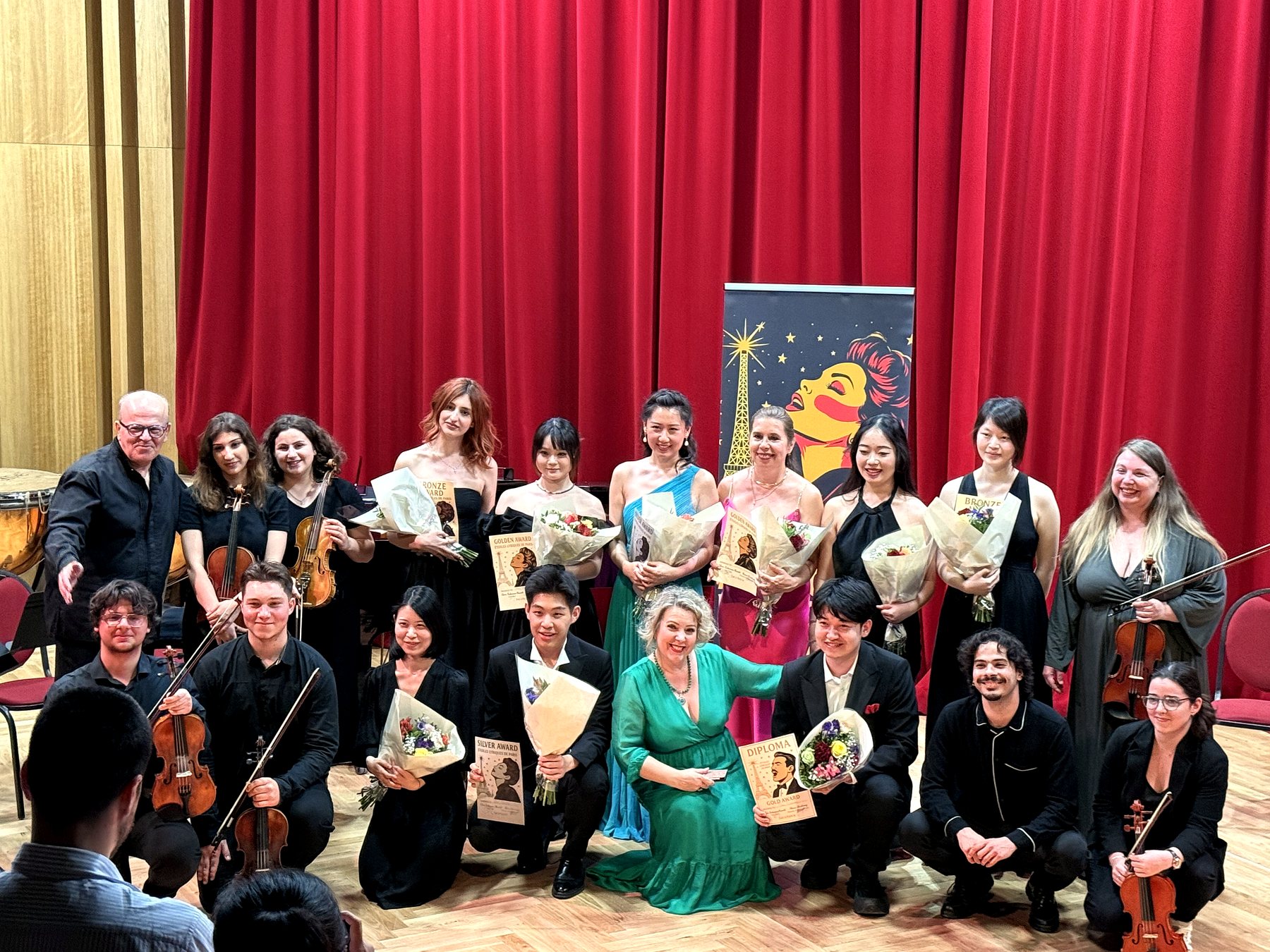 Photo de groupe des lauréats avec leurs diplômes et bouquets