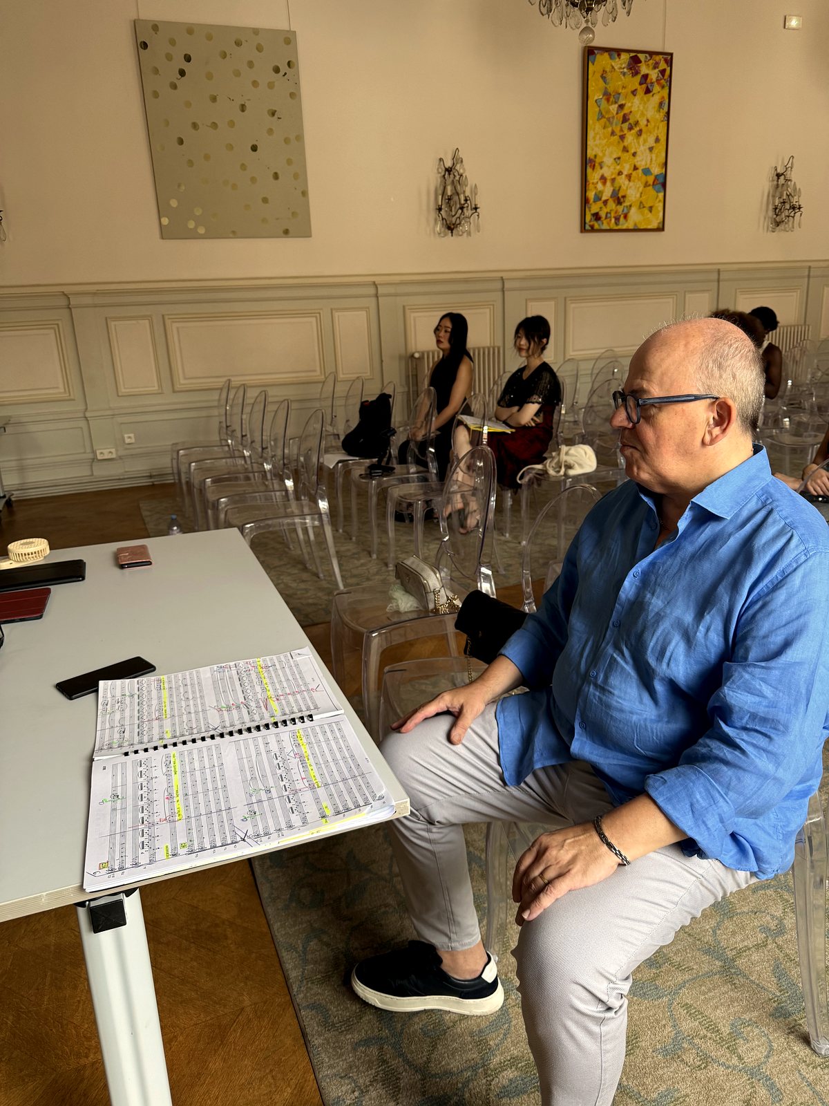 Un membre du jury suivant la partition pendant une audition